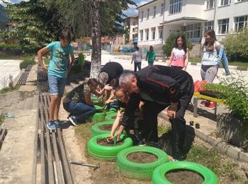 Деца засадиха цветни градинки в областният град