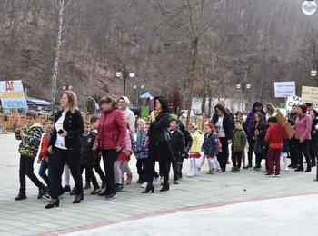 Шарено карнавално шествие за 1 април в Рудозем