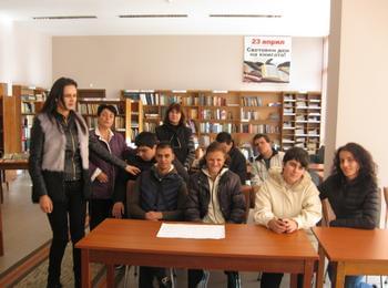 Младежите от Дневен център в Златоград посетиха библиотеката в Деня на народните будители