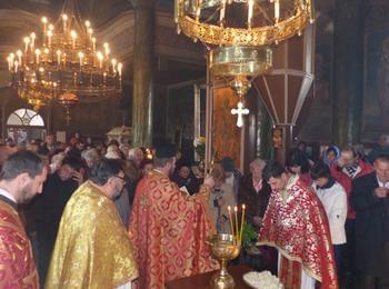  Цял ден прииждаха вярващи, за да се поклонят на Великия Чудотворец -св. Николай Мирликийски