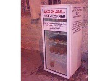 Кметът на Смолян зарежда хладилника за бедни 