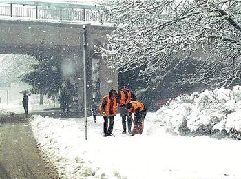 Община Смолян напомня на гражданите и фирмите да си почистят снега от прилежащите тротоари