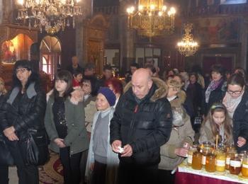 Над 100 бурканчета с мед бяха осветени в Смолян от архимандрит Висарион