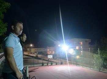 Тестваха осветлението на спорно игрище в Мадан