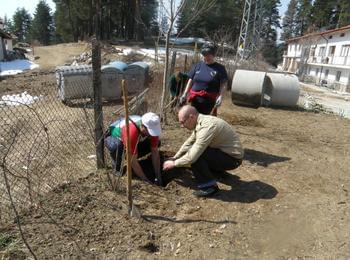 Общински съветници от ГЕРБ засадиха дръвчета в двора на дома във Фатово