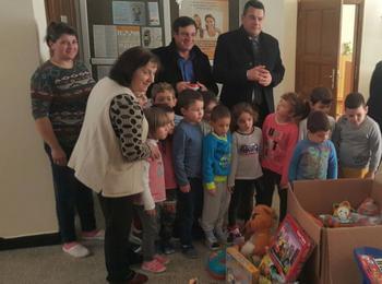 Дарение от Швейцарския червен кръст получиха децата от детските градини в община Неделино