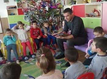 Пътен полицай чете книжки на децата в село Късак