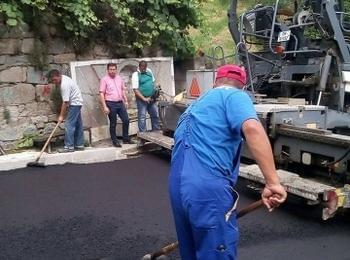  Кметът на Мадан инспектира ремонтните дейности на пътя Върбина - Купен