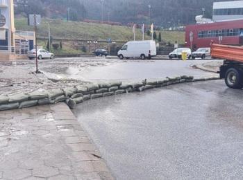 Проливните дъждове в Смолянско предизвикаха свлачища, затворени са пътни участъци