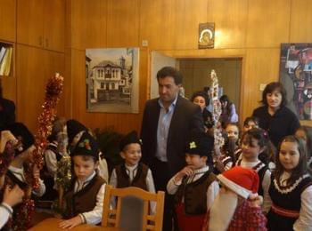 Коледари от детските градини в Златоград поздравиха кмета и съветниците