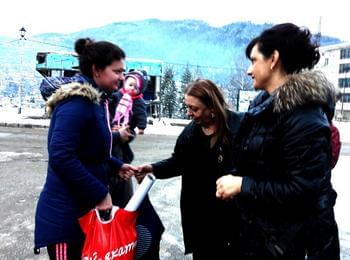 Жените и младежите от структурите на ГЕРБ дариха социално слаби семейства в Смолян