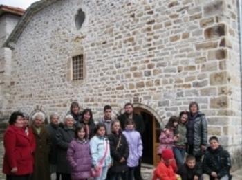 Семейство от Смолян дари 300 лева на децата от „Чисти сърца"  