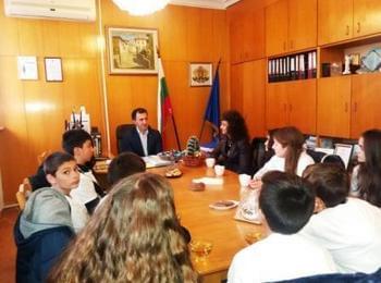 Ученици от клуб „Млади възрожденци” на чаша чай  с кмета на Община Златоград