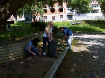 Младежите от ГЕРБ почистиха парк „Чинара“ в Смолян 