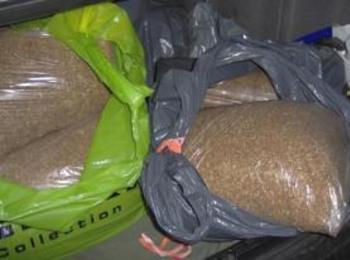 Полицаи откриха  50,800 кг нарязан тютюн без бандерол в автомобила на  27-годишна жена 