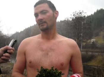  Пожарникарят Ангел Стоев извади богоявленския кръст в Смолян