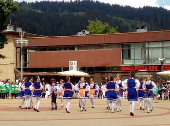 Над 300 танцьори извиха кръшно хоро на олимпийските кръгове в Чепеларе