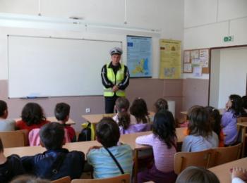 Пътни полицаи изнасят беседи по безопасност на движението  в училищата