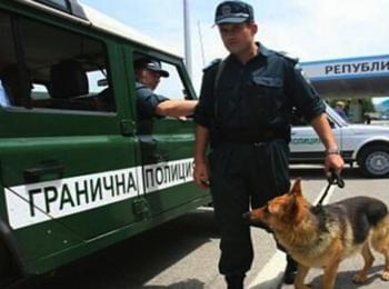 Гранични полицаи от РДГП – Смолян предадоха на гръцките власти 28 иракчани, влезли незаконно в страната 