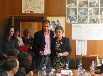 Младежи подариха червени рози за успех на  Дора Янкова и кандидатите за общински съветници от БСП  