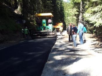 Зам.-кметът Марин Захариев инспектира асфалтирането на отсечка преди с.Стикъл