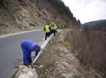 Започнаха ремонтни дейности по общинската пътна мрежа в Златоград