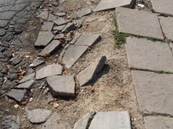 Вандали изкъртиха бордюри и тротоари в Мадан