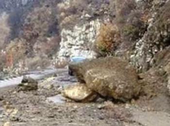 Затруднено е движението по пътя Пловдив-Смолян заради паднала земна маса 