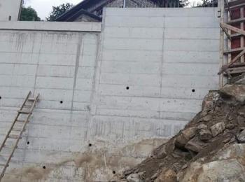 Започва изграждането на втората половина от подпорната стена в центъра на Момчиловци