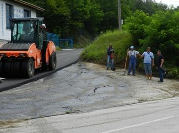 Извършват ремонтни дейности по пътя за село Лещак