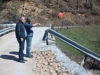 Камион разруши част от мост свързващ три села, община Смолян за кратко време го възстанови 