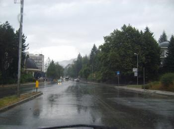 Проливен дъжд с гръмотевици вали в Смолян
