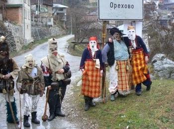  Кукерски обичай "Старците на пуст" огласи чепеларското село Орехово 