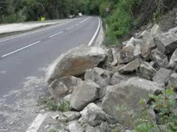 Спират обрушването по пътя Смолян - Асеновград заради Успение Богородично