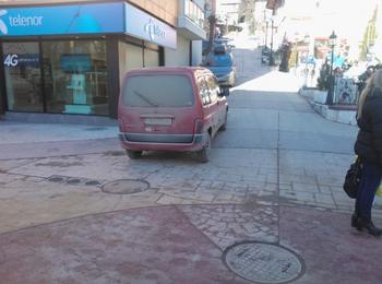 Общината постави паркопрепятствия, за да се ограничи влизането на автомобили по ларгото на Смолян
