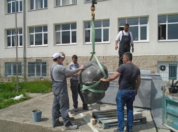  Монтираха обновения паметник на Асен Златаров в двора на Второ училище