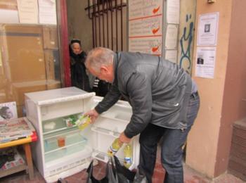 Кметът Николай Мелемов напълни с хранителни продукти хладилника за бедни