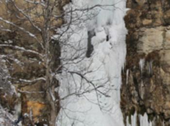 Водопадът на Крива река замръзна