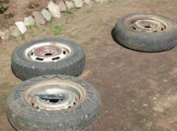 Задигнаха две гуми от гараж в Стойките
