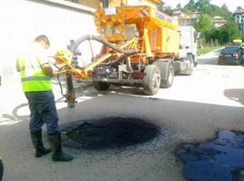 Демонстрация на нов метод на „асфалтови кърпежи по пътно платно” направиха в Златоград