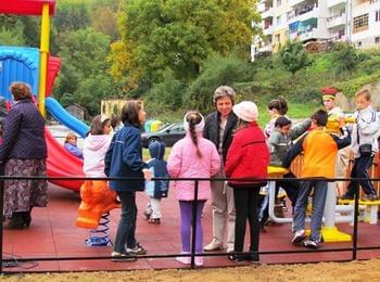Откриха нова детска площадка в ж.к. „Петровица“
