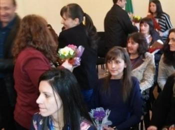 Ръководството на община Мадан зарадва дамите с цветя