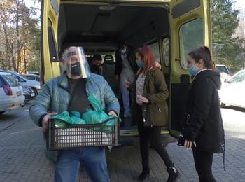 Ученици от гимназията по туризъм приготвиха топъл обяд за медиците на първа линия на МБАЛ – Смолян