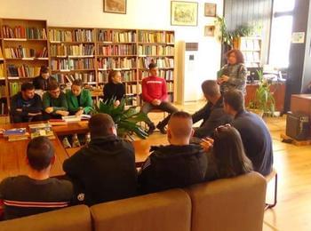 Клуб по история и краезнание „Обичам България“ към ППМГ „Васил Левски“ подновиха посещенията си в библиотеката 