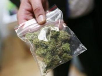  17-годишен младеж носил марихуана в пътна чанта
