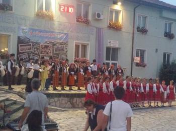 Самодейци от Момчиловци участваха във фолклорния фестивал "Добринишко лято"