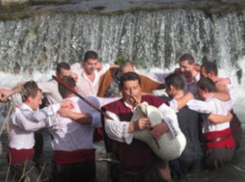 "Родопски хайдути" в носии скачат за Богоявленския кръст в Устово, Момчиловци и Бостина