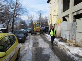 Със съдействие на полицията почистиха улица „Студентска” в Смолян