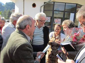 С букет червени рози посрещнаха кандидатът за кмет на община Смолян Дора Янкова в село Подвис