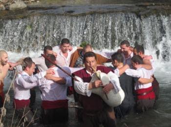 Мъже в носии скачат за Богоявленския кръст в Устово, Момчиловци и Бостина 